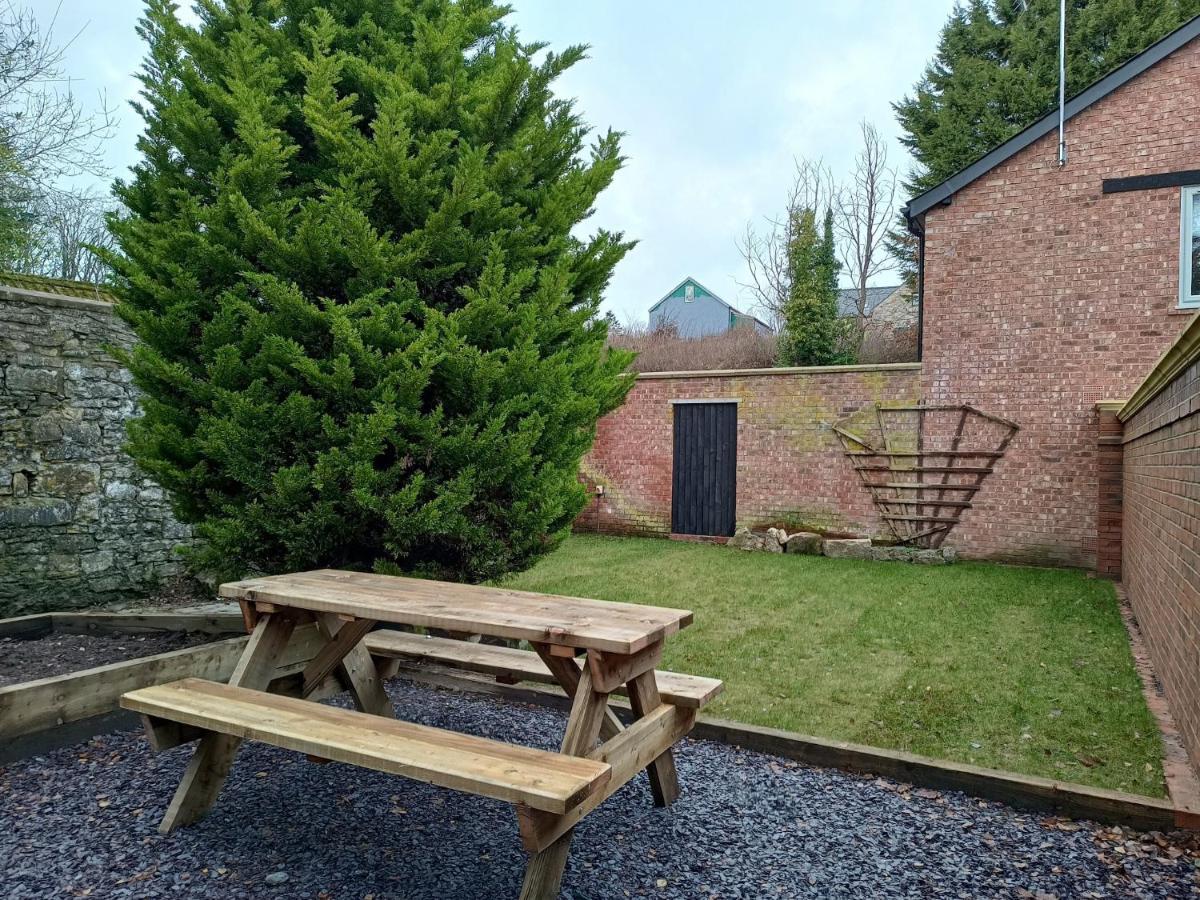 The West Wing At Eriviat Hall Hot Tub Henllan  Eksteriør billede