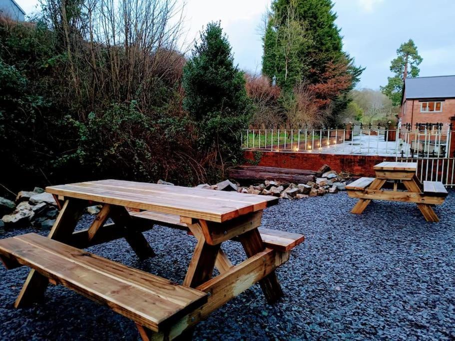 The West Wing At Eriviat Hall Hot Tub Henllan  Eksteriør billede