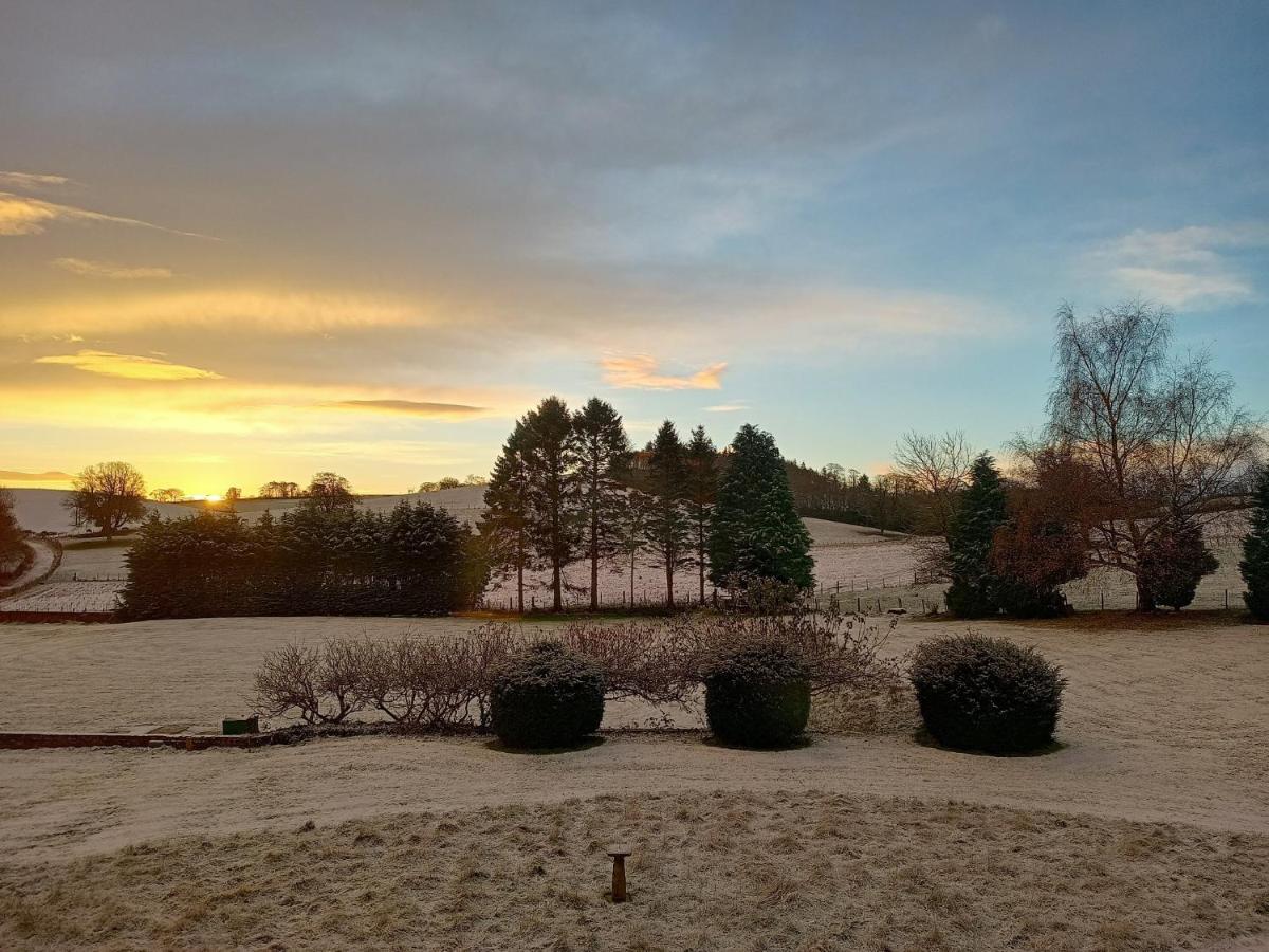The West Wing At Eriviat Hall Hot Tub Henllan  Eksteriør billede