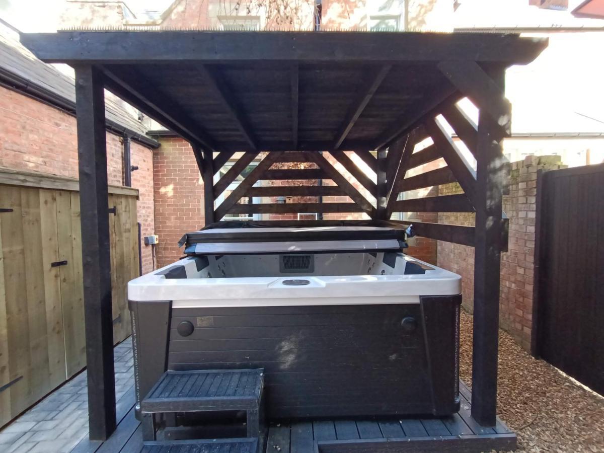 The West Wing At Eriviat Hall Hot Tub Henllan  Eksteriør billede