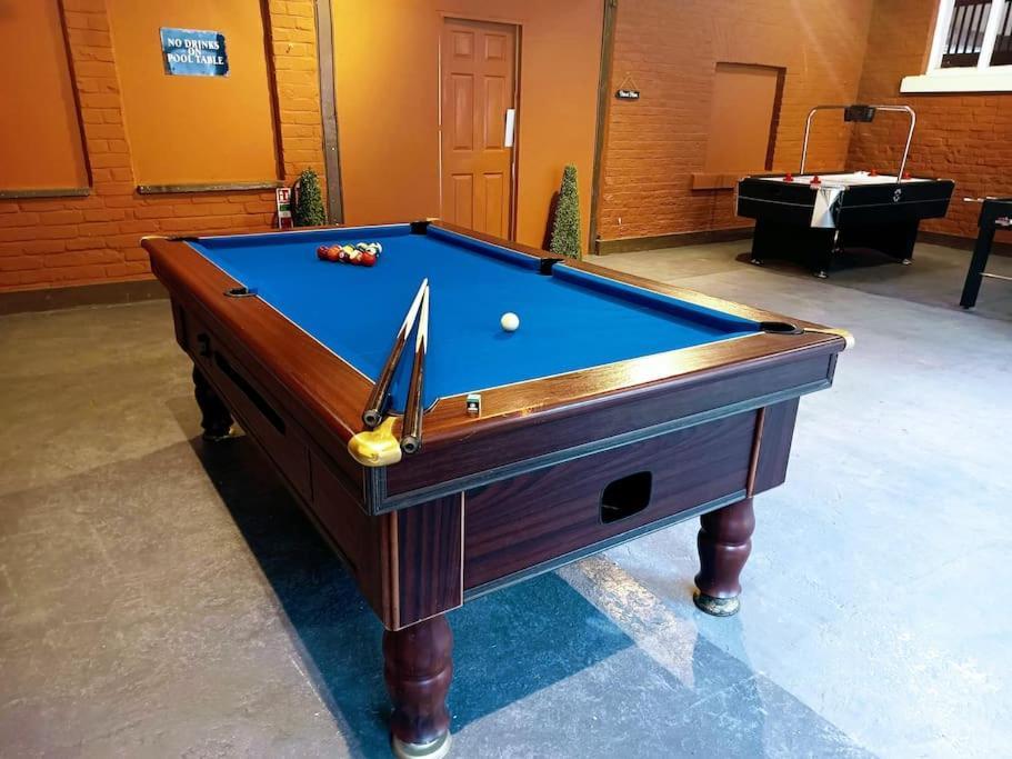 The West Wing At Eriviat Hall Hot Tub Henllan  Eksteriør billede