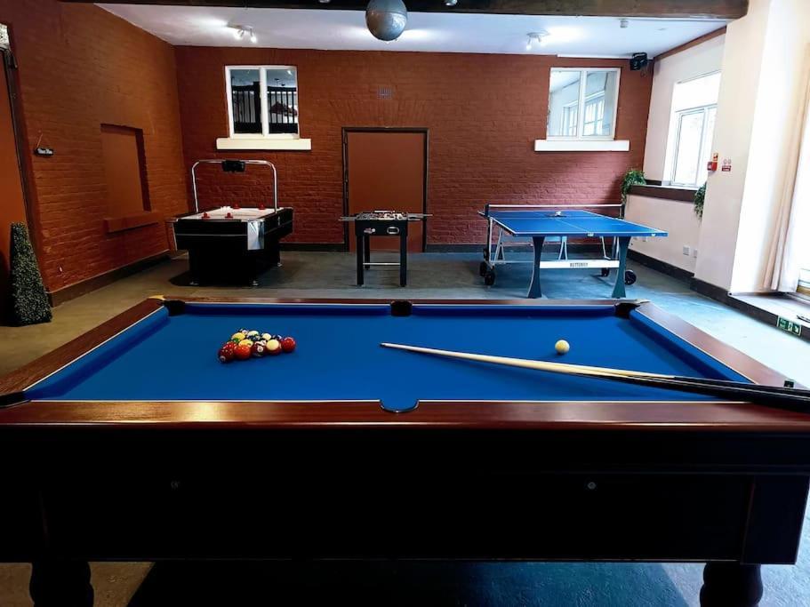 The West Wing At Eriviat Hall Hot Tub Henllan  Eksteriør billede
