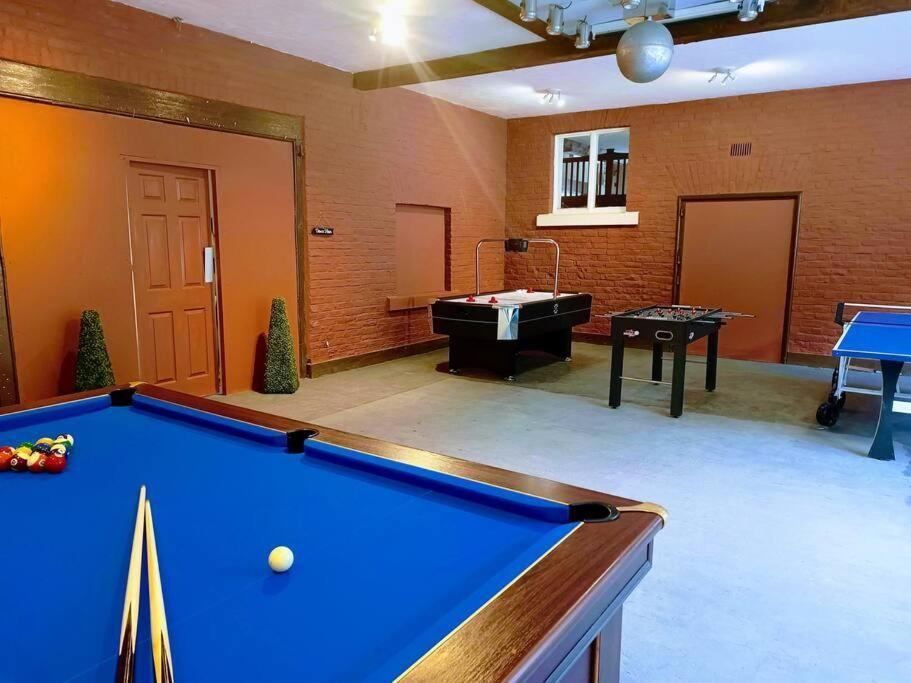 The West Wing At Eriviat Hall Hot Tub Henllan  Eksteriør billede