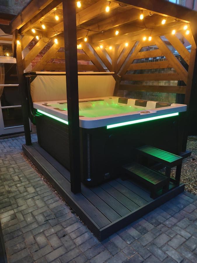 The West Wing At Eriviat Hall Hot Tub Henllan  Eksteriør billede
